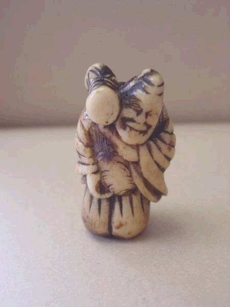 伝統工芸士櫻井廣明　見返り左午根付け 慶應◇時代秀逸提物 根付師【櫻井廣明】作 本象牙彫牛乗